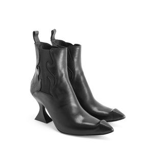 J. Fluevog: ESOTERIC TEMPTATIONS ASPASIA FLAMED CHELSEA BOOT
SIze 8